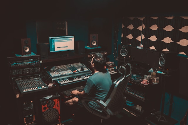 Expertise 11 Modern film studio with editing and sound suites