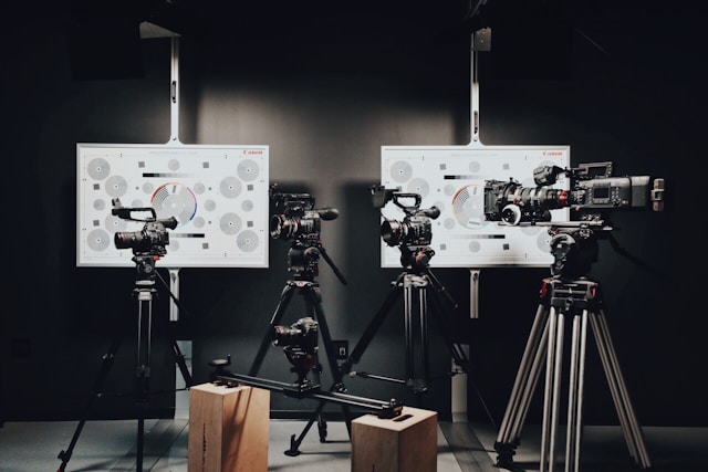 Expertise 6 High-end cinema camera and lighting setup on a film set
