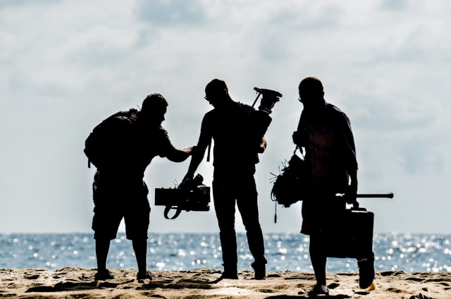 Expertise 5 Professional film crew operating cameras and lights on set